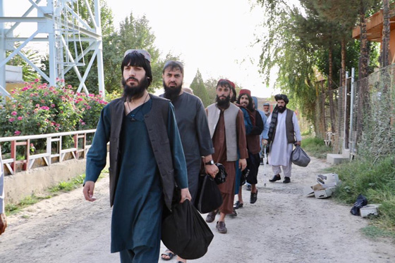 Released Taliban prisoners leave Afghan government custody. (Afghan government photo)