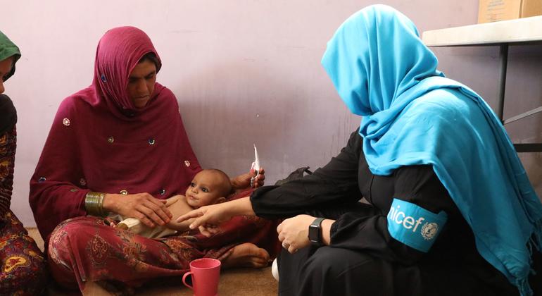 A health worker visits a family in the Afghan capital, Kabul (Twitter photo from ©UNICEF/Arezo Haidary)